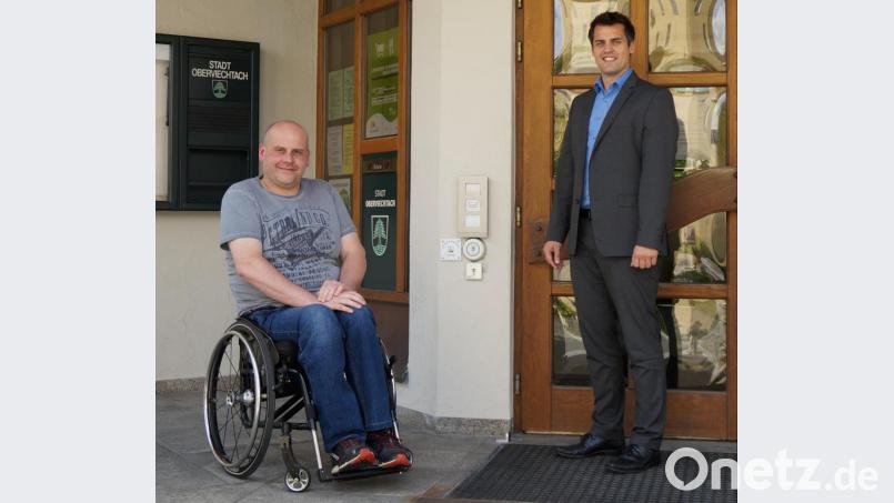 Bürgermeister Rudolf Teplitzky (rechts) freut sich auf die Zusammenarbeit mit dem Behindertenbeauftragten Andreas Gürtler und dankt ihm für sein Engagement. Ein Beispiel für Barrierefreiheit ist die behindertengerechte, automatische Eingangstür zum Rathaus. Bild: weu