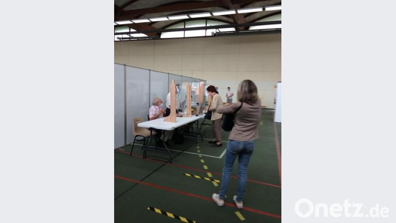 Stimmabgabe in Zeiten von Corona: Mit Abstand in die Wahlkabine. In Frankreich fanden am Sonntag die Stichwahlen in knapp 5000 Kommunen statt, so auch in Ambergs Partnerstadt Périgueux. Bild: Catherine Gorse/Amis d'Amberg