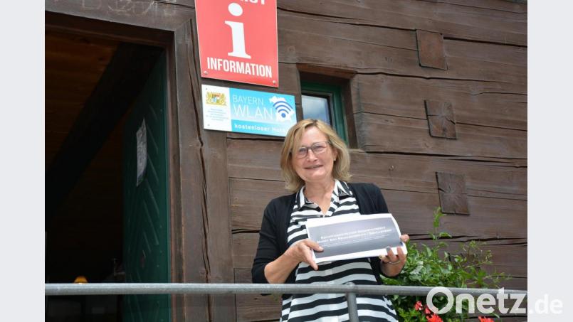 Ursula Stingl von der Touristinfo mit einigen Unterlagen zum Naturtouristischen Gesamtkonzept. Bild: jr