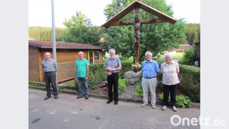 Im Bild (von links) Ortssprecher Konrad Neuser, Johann Fütterer, Stadtpfarrer Edmund Prechtl sowie Richard und Erna Wolf bei der Segnung des renovierten Dorfkreuzes in Wollau. Bild: is