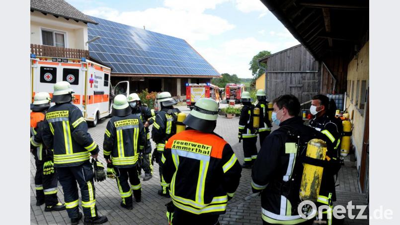 Etwa 35 bis 40 Feuerwehrleuten aus Ursensollen und Hohenkemnath brachten den Brand schnell zum Erliegen. Die Feuerwehr Ammerthal hielt sich als Reserve bereit. Bild: Stephan Huber