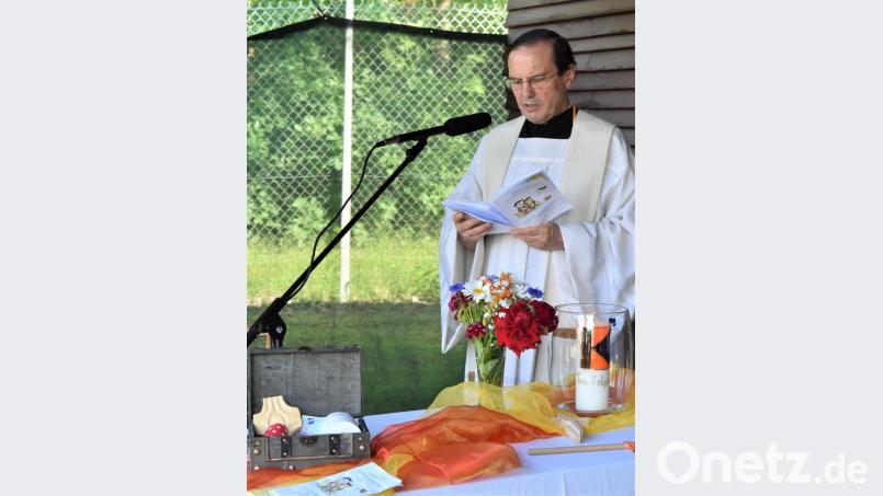 Pfarrer Bernhard Müller feiert mit den Mitgliedern der Kolpingsfamilie einen Wortgottesdienst auf dem Spielplatz im Geißmannskeller. Bild: rgr
