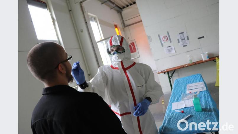 Einer von vielen Covid-19-Abstrichen, die im Testzentrum des Landkreises in der Einsteinstraße Tirschenreuth genommen wurden. Für die Logistik und vor allem das richtige Einkleiden mit der Schutzkleidung sorgten die Helfer des BRK. Bild: BRK-Kreisverband/exb