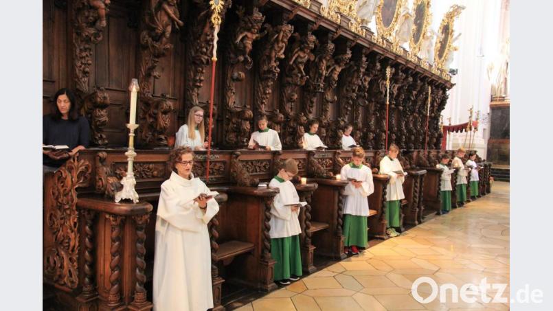 Während des Gottesdienstes durften die Ministranten im Chorgestühl der Basilika Platz nehmen. Bild: kro