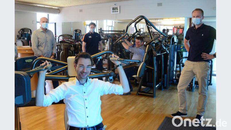 Stephan Oetzinger (vorne) und CSU-Fraktionschef Benjamin Zeitler testen ihre Fitness unter fachkundiger Anleitung von Injoy-Chef Gerhard Paulus (links), Studioleiter Wolfgang Völkl und Juniorchef Stefan Paulus (rechts). Bild: Kunz