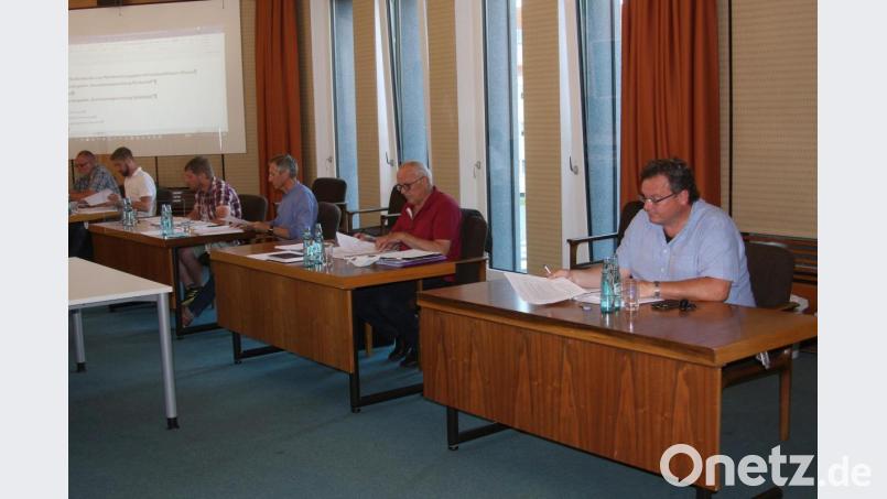 Den Halt des rollenden Dorfladens in Schönhaid sieht FW-Marktrat Franz Dürrschmidt (Zweiter von rechts) mit sehr kritischen Augen. Seine Fraktionskollegen äußerten sich zum Thema nicht. Bild: wro