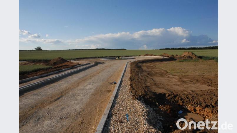 Bald kann es losgehen. Die Erschließungsarbeiten für das nächste Gewerbegebiet schreiten gut voran - Straße mit Wendehammer. Bild: pop