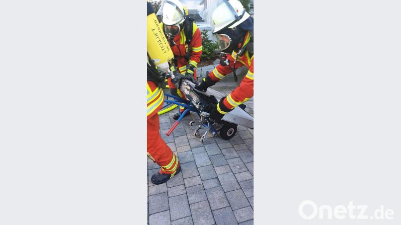 Die Bergung des rund 120 Kilogramm schweren Lithium-Kobald-Speichers forderte den Feuerwehren aus Weigendorf, Hartmannshof und Pommelsbrunn alles ab. Bild: Feuerwehr Weigendorf und Hartmannshof