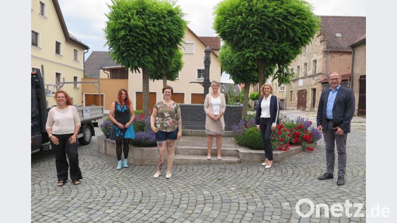 Bürgermeister Roman Schäffler (rechts) bedankte sich bei Andrea Lang, Elisabeth Schieder und Sandra Kellermann (von rechts) mit einer Spende. An der Beratung im Familienzentrum Mittendirn nahmen auch Kerstin Graf und Jessika Wöhrl-Neuber (von links) teil. Bild: jzk