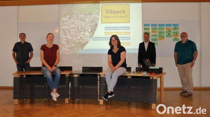 Im Sitzungssaal des Rathauses traf sich die Stadtratsfraktion der Wählergruppe Einheitsblock Freie Wählerschaft zu einer Fraktionsklausurtagung (von links): Helmut Schwindl, Lisa Weiß, Monika Krieger, Thorsten Grädler und Wilhelm Ertl. Bild: kari