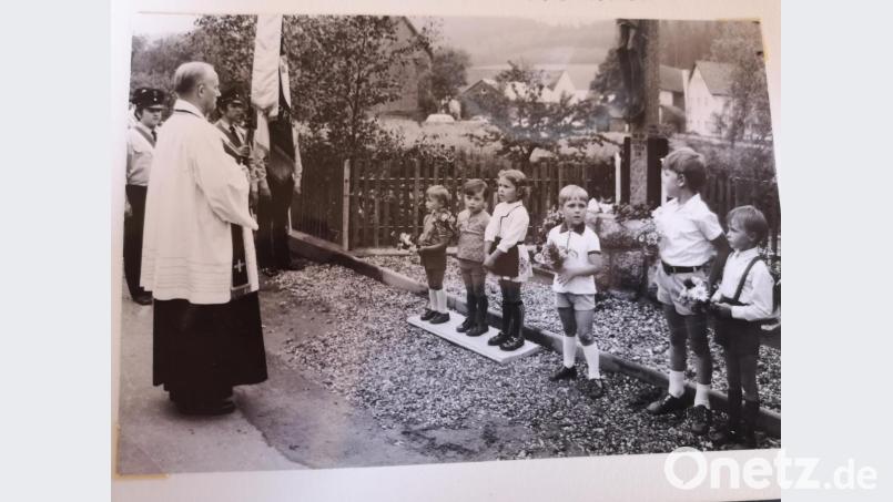 Anlässlich des 90-jährigen Gründungsjubiläums der Feuerwehr Riggau fand 1972 in Wollau ein großes Fest statt. Einer der Höhepunkte war die Einweihung eines neuen Dorfkreuzes im Herzen der kleinen Ortschaft. Die Einweihungsfeierlichkeiten nahm der damalige Stadtpfarrer von Pressath, Josef Brunner, vor. Besonders die Kinder waren damals an vorderster Stelle mit dabei, was dieses Bild eindeutig unter Beweis stellt. Darauf sind zu sehen: (von links) Stadtpfarrer Josef Brunner, Wolfgang Meinke, Konrad Neuser, Sonja Mrochem (Gast aus München), Martin Wolf, Bernhard Wolf und Herbert Meinke. Repro: is