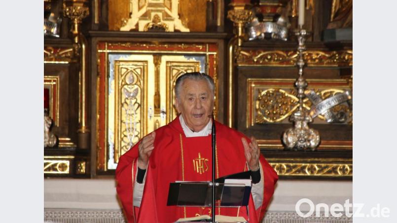 Sichtlich Freude machte die Pfarrei St. Martin ihrem Ruhestandsgeistlichen Alois Albersdörfer mit einer Festmesse zu seinem 60-jährigen Priesterjubiläum in der Basilika. Bild: ads