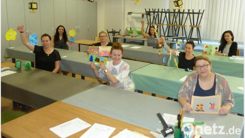 Diese jungen Damen aus dem Regierungsbezirk Oberbayern müssen ihre Prüfung zur Kinderpflegerin an der Oberviechtacher Berufsfachschule ablegen. Im Werkraum entstanden bunte Mobiles und Bilder. Bild: Portner