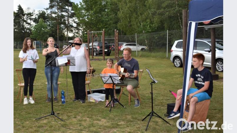 Der Kolping-Kinderchor unter der Leitung von Kolping-Vorsitzenden Andreas Greiner (mit Gitarre) umrahmt den Wortgottesdienst musikalisch. Bild: rgr