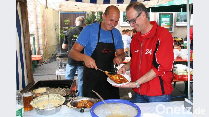 Zu der Schwammerbrühe reicht der TSV Waldershof traditionell bei der Schlemmermeile frisch herausgebackenen Dotsch. Bild: fpoz