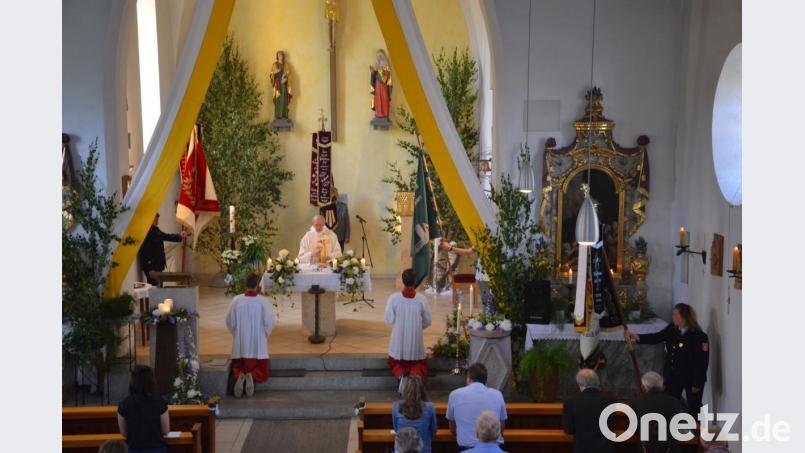 Festlich geschmückt war die Ortskirche von Tröbes. Pfarrer Josef Most hielt den Festgottesdienst zum Patrozinium. Bild: gi