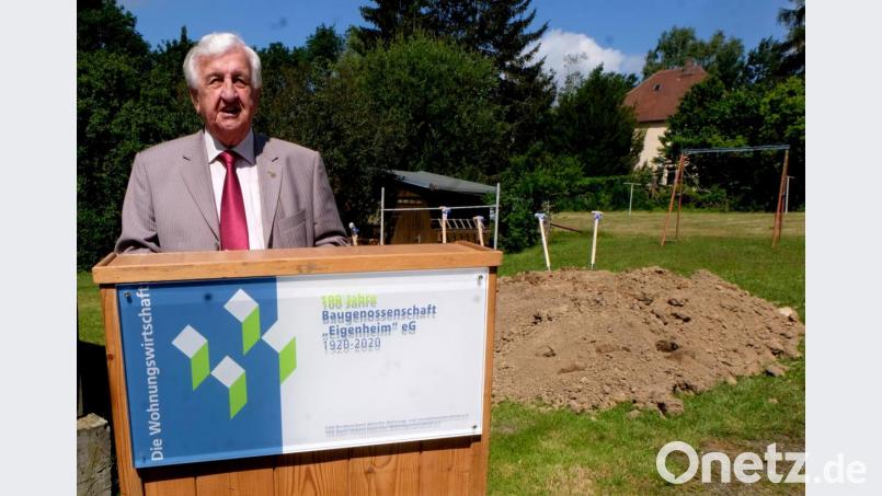 Der Flosser Bürgermeister a.D. Fred Lehner, über 50 Jahre Vorstandsvorsitzender der Baugenossenschaft, spricht von einer „beispielhaften Leistungsbilanz“. Sichtlich bewegt sagt er: „Mein Herz ist voll vor Freude und Dankbarkeit.“ Bild: Eichl