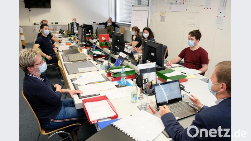 Lagebesprechung mit dem Leiter der Amberger Führungsgruppe Katastrophenschutz, Bernhard Mitko (rechts vorne), Leitungsassistentin Elisabeth Keck ( links vorne), den Vertretern der einzelnen Arbeitsbereiche und externen Fachleuten. Bild: Stadt Amberg, Thomas Graml/exb