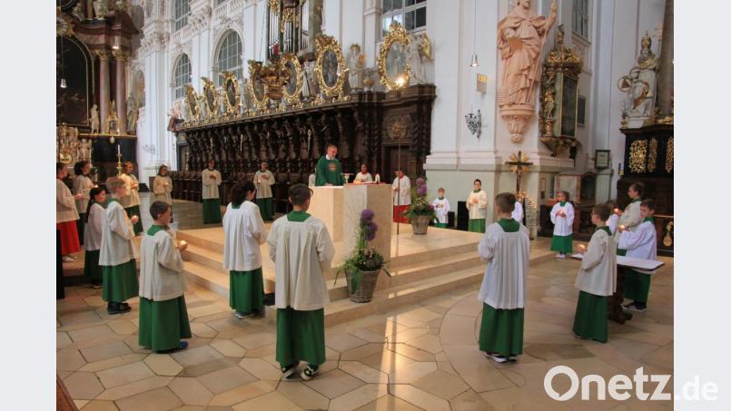 Während der Wandlung versammelten sich alle Ministranten um den Altar. Bild: kro