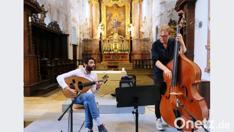 Nach dem coronabedingten Aus feiert in der Klosterkirche Speinshart die Kultur ihr Comeback. Mit einem Konzert für Oud (Fadhel Boubaker) und Kontrabass (Tobias Schmitt) trifft die Begegnungsstätte dabei eine gute Wahl. Bild: do