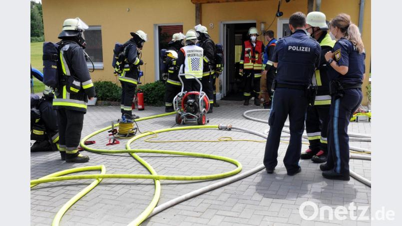 Etwa 35 bis 40 Feuerwehrleuten aus Ursensollen und Hohenkemnath brachten den Brand schnell zum Erliegen. Die Feuerwehr Ammerthal hielt sich als Reserve bereit. Bild: Stephan Huber
