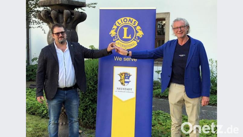 Yul Regler (links) ist der neue Präsident des Lions Clubs Neustadt/WN-Lobkowitz. Past-Präsident Klaus Berberich reicht die Präsidentennadel bei einer kleinen Feierstunde weiter. Bild: Picasa