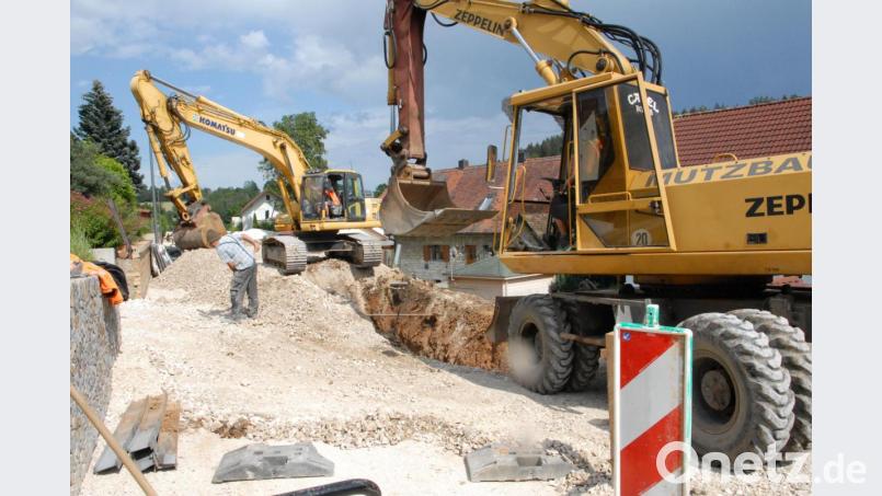 Der dritte Bauabschnitt in der Harschhofer Straße hat begonnen. Derzeit wird der neue Kanal verlegt. Bild: pop