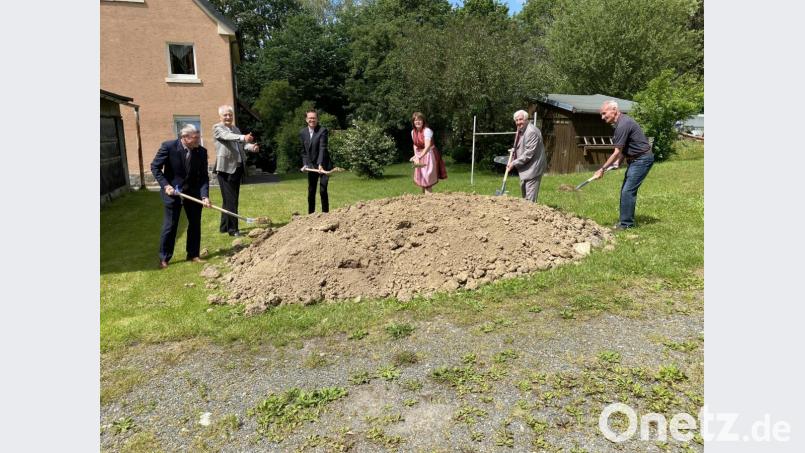 Der symbolische Spatenstich für den Neubau: Bankdirektor Jürgen Schnappauf (Raiffeisenbank Floß), Dr. Emil Lehner und Uwe Reil (SHL Architekten), Vorstandsvorsitzende Marika Mauerer, Bürgermeister a.D. Fred Lehner und der stellvertretende Aufsichtsrat der Baugenossenschaft, Hans Lindner (von links). Bild: Eichl
