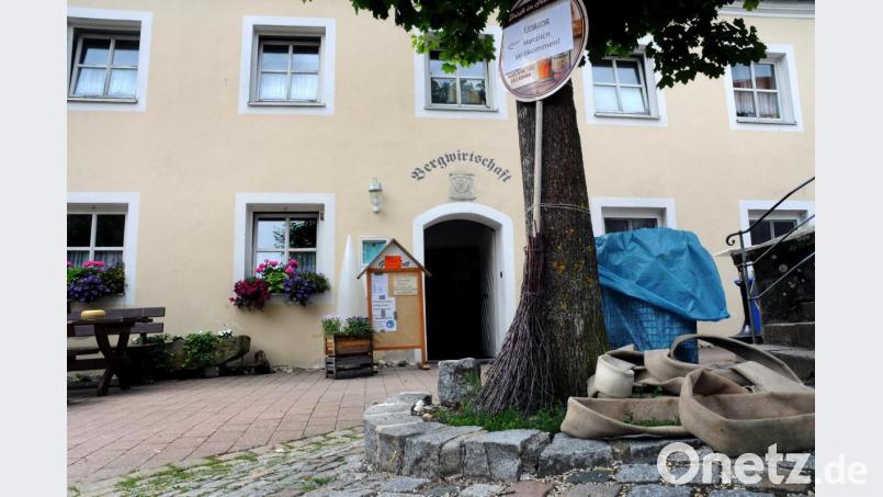 Spätestens zum 31. Juli ist Schluss. Dann endet der Pachtvertrag der Kirchenverwaltung Mariahilfberg mit Familie Erras, was die Bergwirtschaft angeht. Ungeachtet dessen hat die Interessengemeinschaft (IG) Unser Berg Klage beim Verwaltungsgericht eingereicht, um doch noch einen Bürgerentscheid zu erwirken. Bild: Stephan Huber