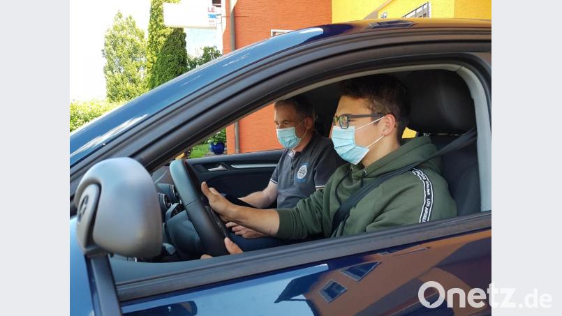 Peter Treitz und sein Fahrschüler Felix müssen während der Fahrstunde Mund-und Nasenschutz tragen. Für Brillenträger kann es bei großer Hitze unangenehm werden, wenn die Gläser beschlagen. Bild: ck