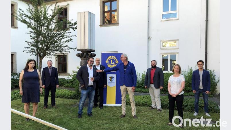 Im Innenhof der Regionalbibliothek Weiden überreicht Past-Präsident Klaus Berberich (Vierter von rechts) die Präsidentennadel an Yul Regler (Dritter von links). Regina Kestel (links) ist neue Vizepräsidentin. Bild: Picasa