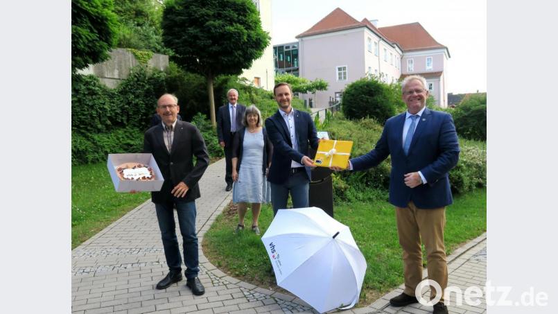 Vor dem Gebäude der Volkshochschule (Hintergrund) begrüßten Erhard Sailer, Franz-Xaver Huber, Barbara Genzken-Schindler und Oberbürgermeister Andreas Feller (von links) den neuen Geschäftsführer Andre Meidenbauer (Zweiter von rechts). Bild: Hirsch