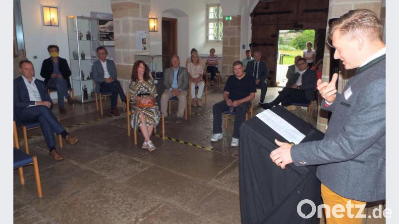 Museumsleiter Martin Schreiner bei der Eröffnung der Ausstellung "Sand" im Kulturschloss Theuern. Bild: e