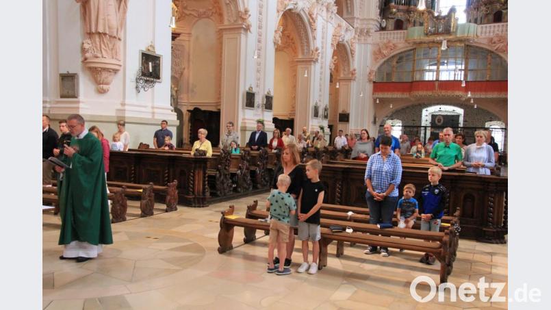 Der Gottesdienst war gut besucht. Links im Bild Stadtpfarrer Thomas Vogl. Bild: kro