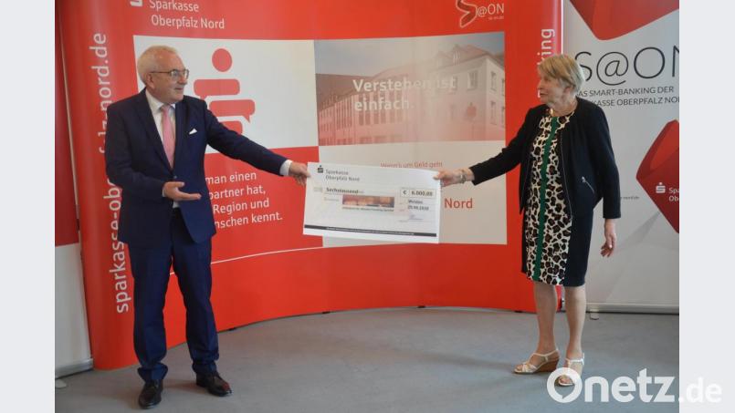 Ludwig Zitzmann überreicht an Renate Freuding-Spintler einen symbolischen Scheck. Bild: Kunz