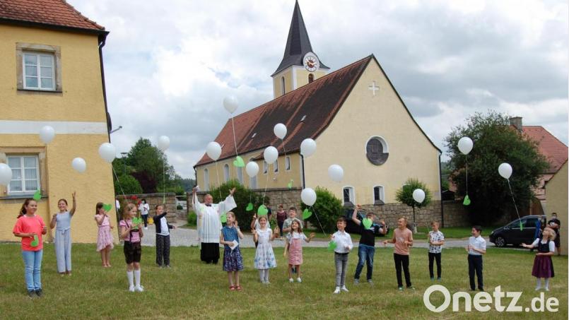 Ihre Erstkommunion begehen die 16 Mädchen und Buben an verschiedenen Terminen. Am Sonntag feiern sie alle mit Pfarrer Alfons Forster und ihren Eltern einen gemeinsamen Bußgottesdienst und lassen Luftballons zum Himmel steigen. Bild: grm