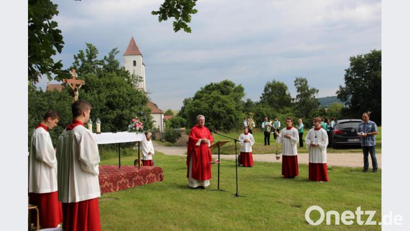 Die Pfarrei Nabburg feiert die Perschener Kirwa mit einem Festgottesdienst auf der &quot;grünen Wiese&quot;, musikalisch gestaltet von einer Bläsergruppe der Jugendblaskapelle. Pfarrer Lorenz forderte die Teilnehmer auf, den Glauben weiter zu geben, ihn zu verkünden wie es die beiden Kirchenpatrone Peter und Paul vorgelebt haben. Bild: bph