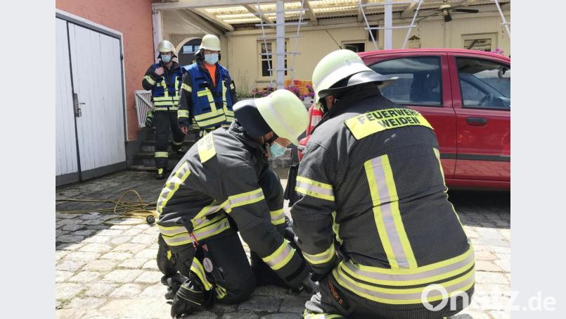 Die Feuerwehr hat den Brand eines Wäschekorbs schnell im Griff. Bild: Gabi Schönberger