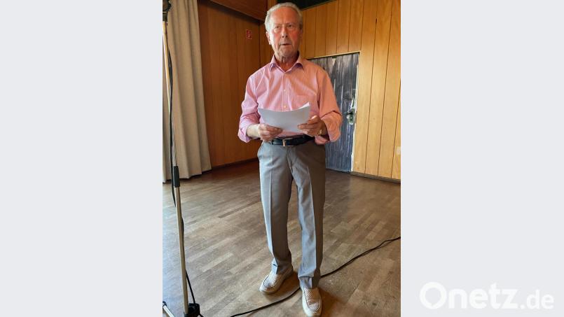 Der Senioren- und Behindertenbeauftragte Erich Schieder appelliert vor dem Marktgemeinderat, die Sicherheit an der stark befahrenen Durchfahrtsstraße zu erhöhen. Bild: Eichl