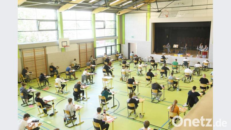 Abstand halten sind sie mittlerweile gewohnt: Für die 10. Klassen der Lobkowitz-Realschule starteten am Mittwoch die Abschlussprüfungen unter Corona-Bedingungen. Bild: Gabi Schönberger