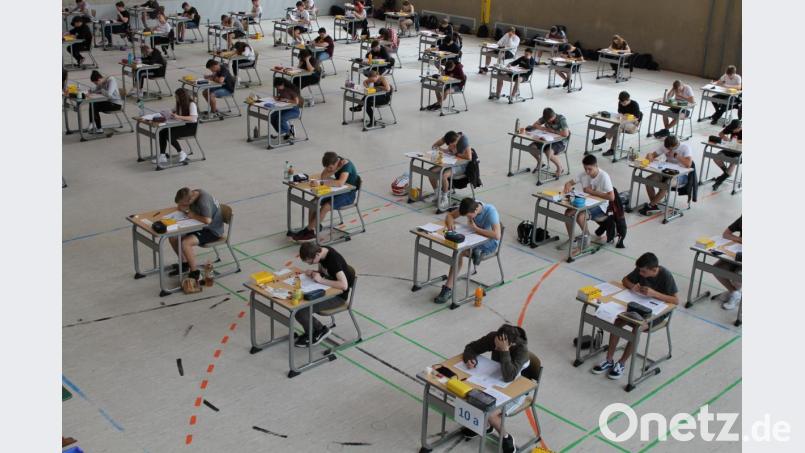 An der Walter-Höllerer-Realschule begannen die Abschlussprüfungen für 99 Zehntklässler. Bild: lhc
