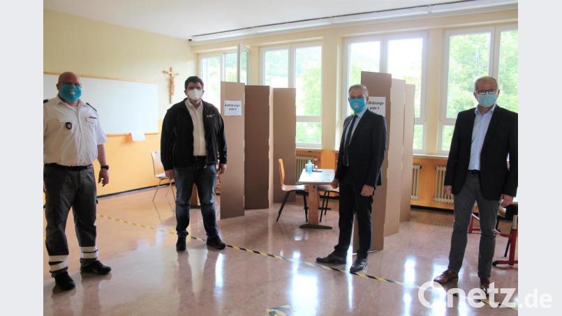 Die BRK-Vertreter Christian Stahl (l.) und Holger Schedl (2.v.l.) informierten Landrat Roland Grillmeier (2.v.r.) und Bürgermeister Roman Schäffler über die Antikörper-Teststrecke im ehemaligen Waldecker Schulhaus. Bild: stg