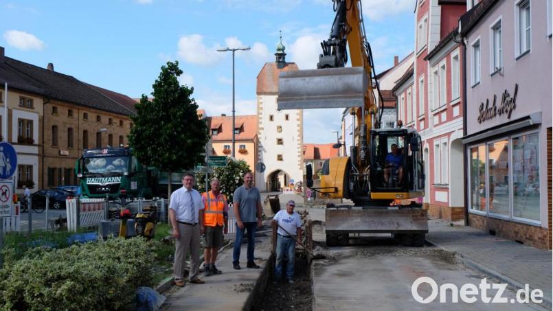Bürgermeister Hans-Martin Schertl begutachtet zusammen mit Polier Reiner Neumann und Bauamtsleiter Stefan Ertl (von links) die Baustelle auf dem Vilsecker Marktplatz. Bild: Stefanie Gradl