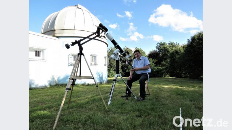 Sternwarteleiter Peter Postler hat schon einmal einen Testversuch gemacht mit dem Linsenteleskop und einer Fernglas-Konstruktion. Am Freitag ist sozusagen Premiere nach Corona mit der ersten Veranstaltung im Außenbereich der Sternwarte. Bild: ubb