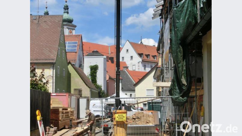 Bei der Sanierung des Anwesens Mühlbachgasse 9 laufen derzeit die Zimmerer- und Holzarbeiten. Bild: kgg