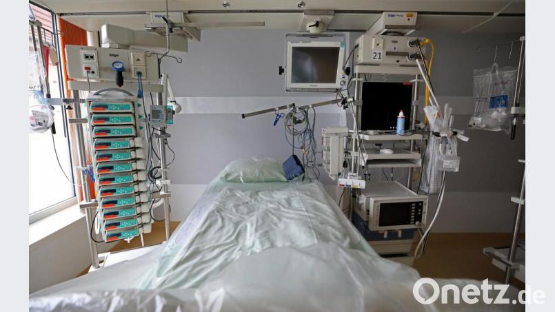 Ein Straubinger beschreibt in einem Tagebuch seinen Corona-Krankheitsverlauf. Er musste stationär behandelt werden und bekam zusätzlichen Sauerstoff mit einem Schlauch verabreicht. Im Bild ein Intensivbett der Klinik in Rostock. Bild: Bernd Wüstneck/dpa