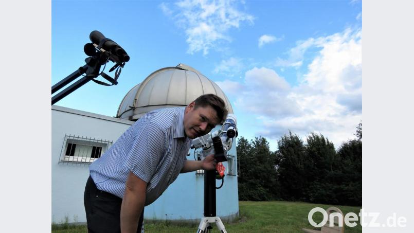 Sternwarteleiter Peter Postler hat zum Test für den Neustart in der Sternwarte mit dem Linsenteleskop den Mond im Visier (oben zwischen den Wolken Bildmitte). Natürlich könne dieser bei nächtlicher Dunkelheit noch weit besser betrachtet werden, verspricht er für Freitag. Immer vorausgesetzt natürlich, es ist klarer Himmel. Bild: ubb