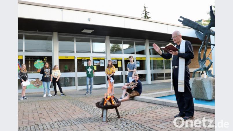 Im kleinen Kreis eines Jugendgottesdienstes mit den KJGlern von St. Michael segnete Pfarrer Alois Berzl das kleine Johannisfeuer in der Feuerschale. Bild: ads