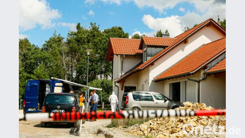 In diesem Einfamilienhaus in Büchelkühn (Stadt Schwandorf) hat die zwei Tote gefunden. Die Ermittler gehen von einer Gewalttat aus. Bild: Hösamer