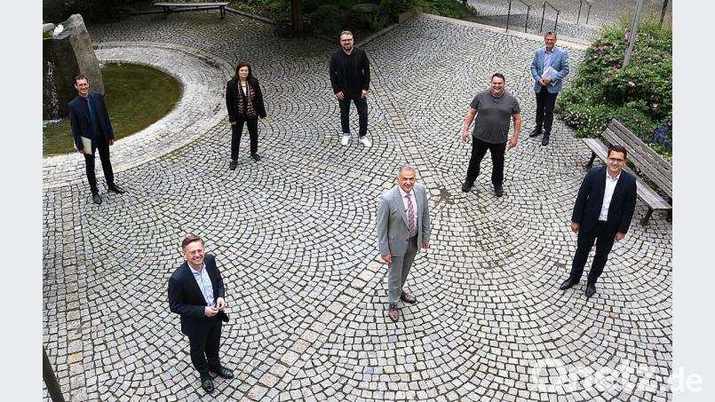 Trotz Corona-Krise blickt man optimistisch in die Zukunft (von links): Oberregierungsrat Markus Zapf, Landtagsabgeordneter Tobias Reiß, Regierungsdirektorin Regina Kestel, Wirtschaftsförderer Volker Höcht, Landrat Roland Grillmeier, Sachgebietsleiter Wirtschaftsförderung Florian Rüth, Landrats-Büroleiter Walter Brucker und Europaabgeordneter Christian Doleschal. Bild: Landratsamt Tirschenreuth/exb